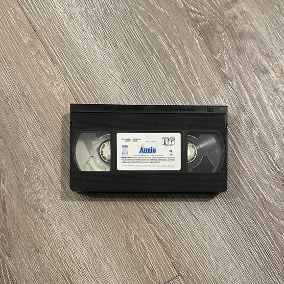 EUC Annie VHS is a atory of an orphan from New York City taken by A billionaire - Picture 5 of 5